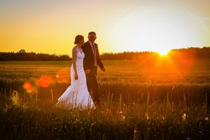 Sunsets at sunny summer weddings are 👌